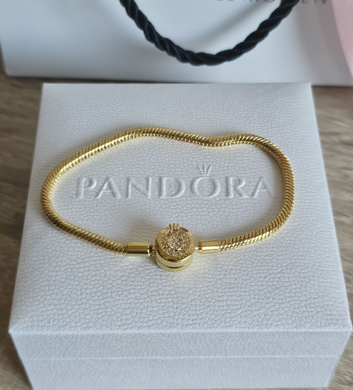 Гривна Пандора|Pandora