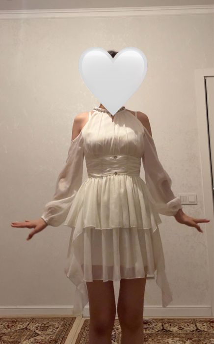 Белое платье с вырезом