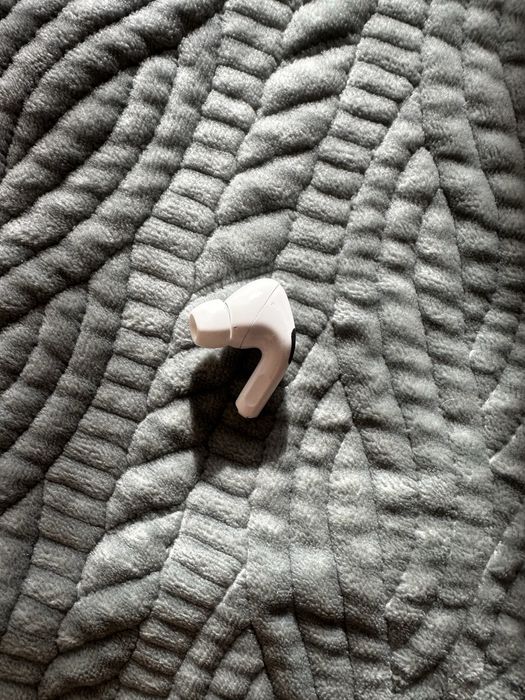 левый наушник airpods pro