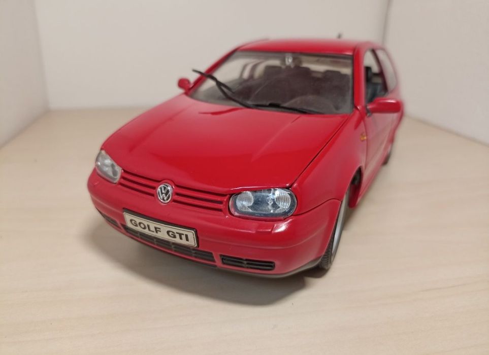 Volkswagen golf 
Scara 1:18
Bburago 

Pozele reflectă realitatea. Se v