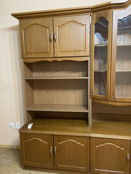 Стенка из натурального дерева