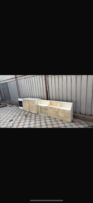 Кухонный гарнитур вместе с газовой плитой