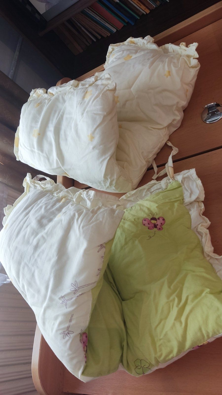 Зелено бели обиколници с пчели за бебешка кошара 110-120/60см.