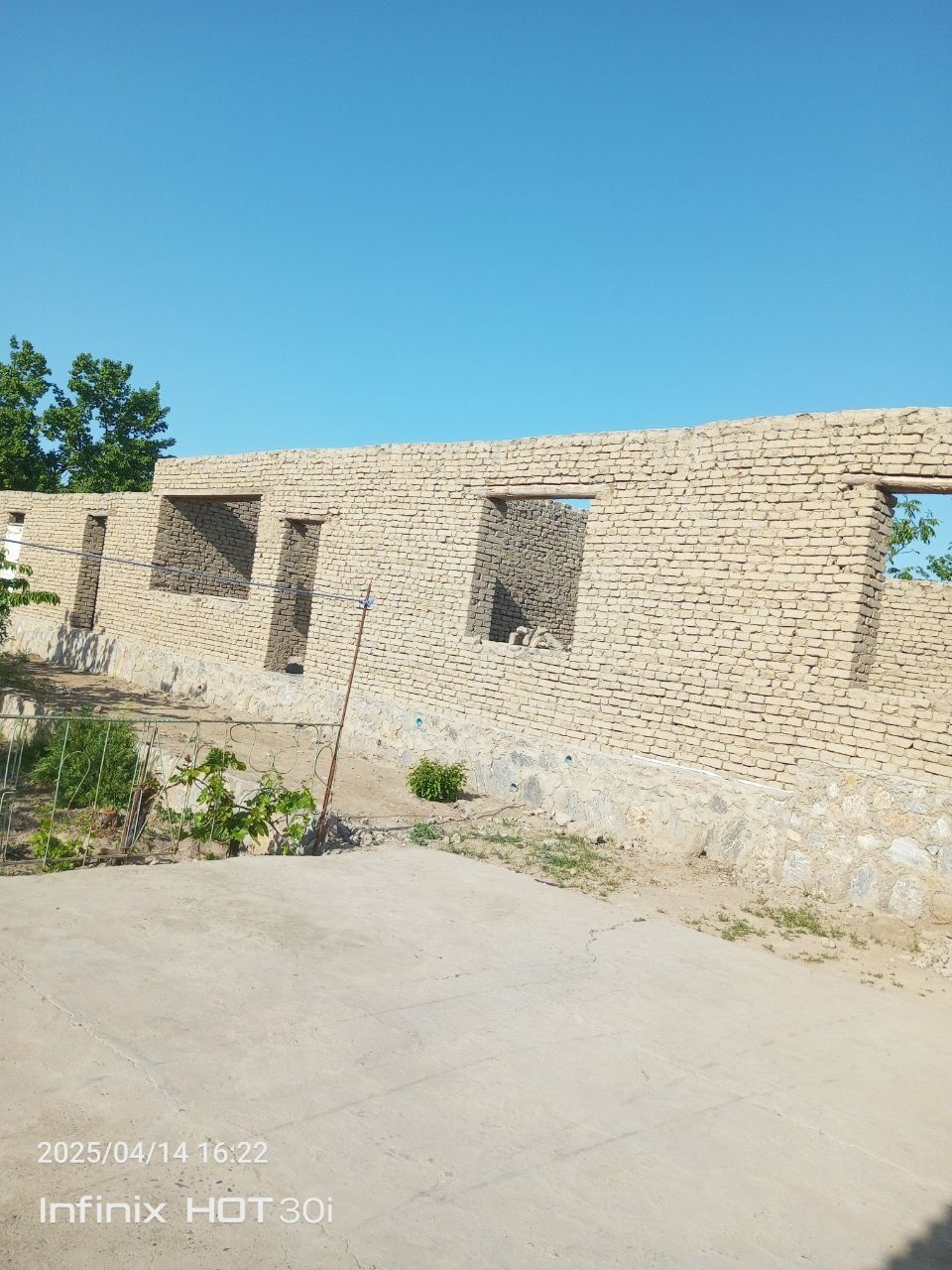 Hovli sotiladi 15 sotix.