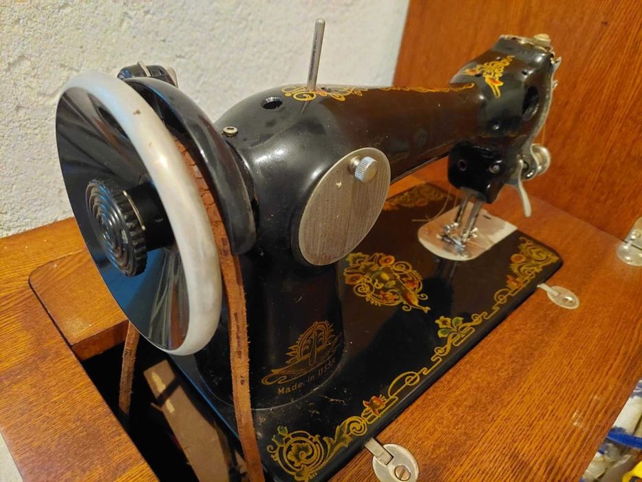 Крачна шевна машина Singer - шкаф