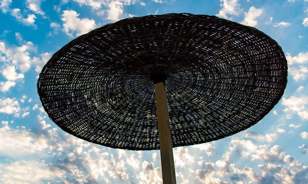 Umbrela de plaja impletita din nuiele 2,4m diametru artsilva.ro