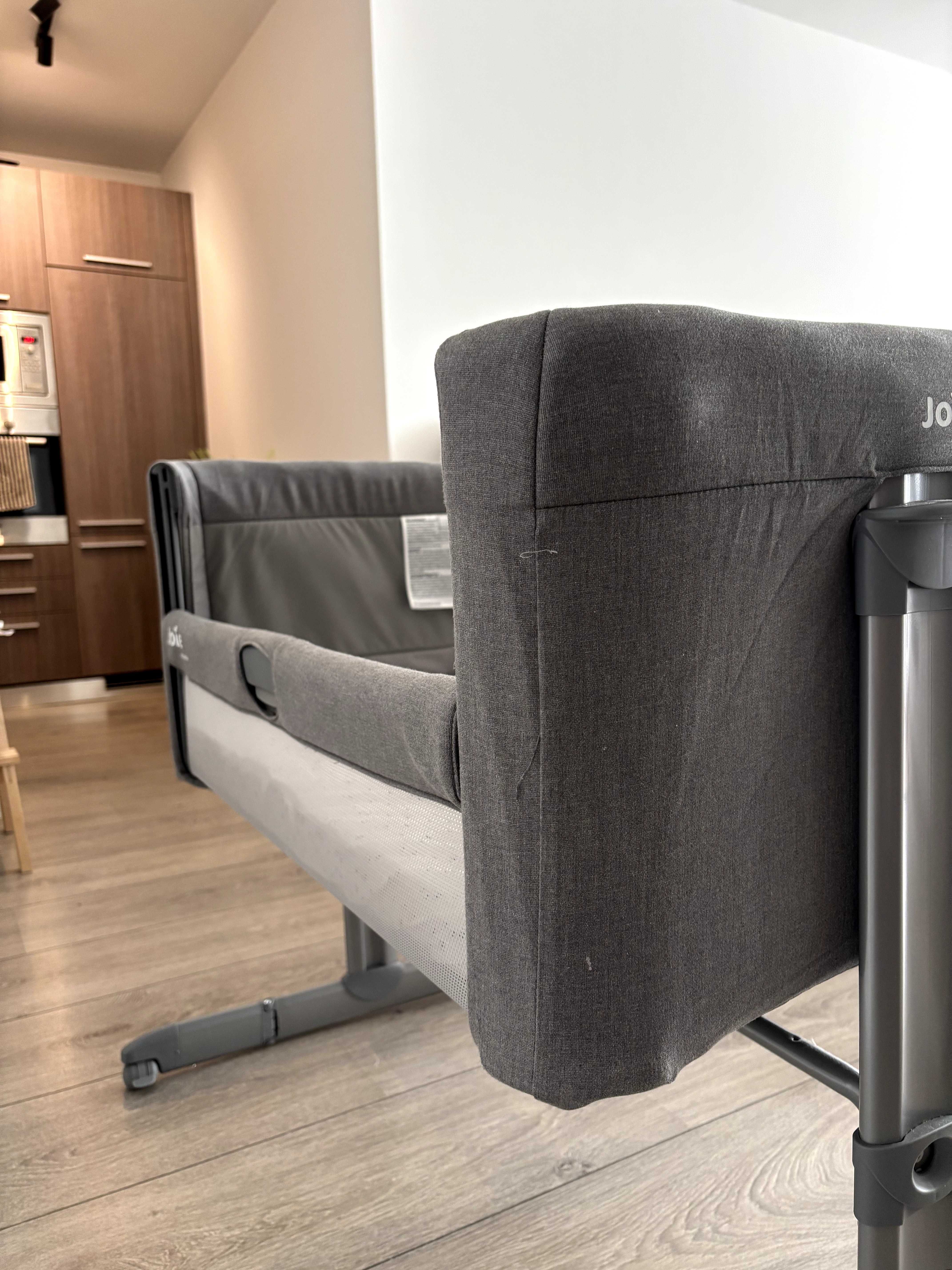Креватче тип next-to-me Joie roomie™ glide, foggy grey + подарък