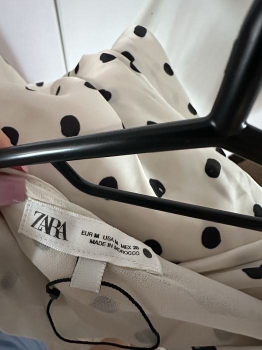 Top asimetric Zara cu buline – nou, elegant și modern