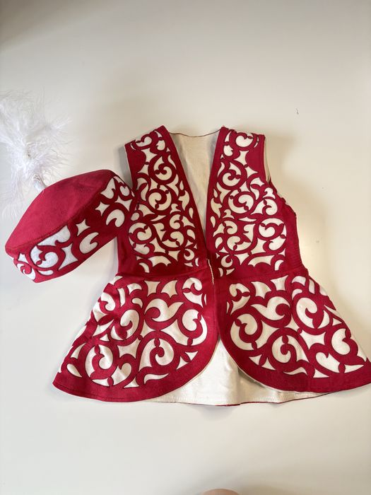 Продам национальную жилетку с головным убором