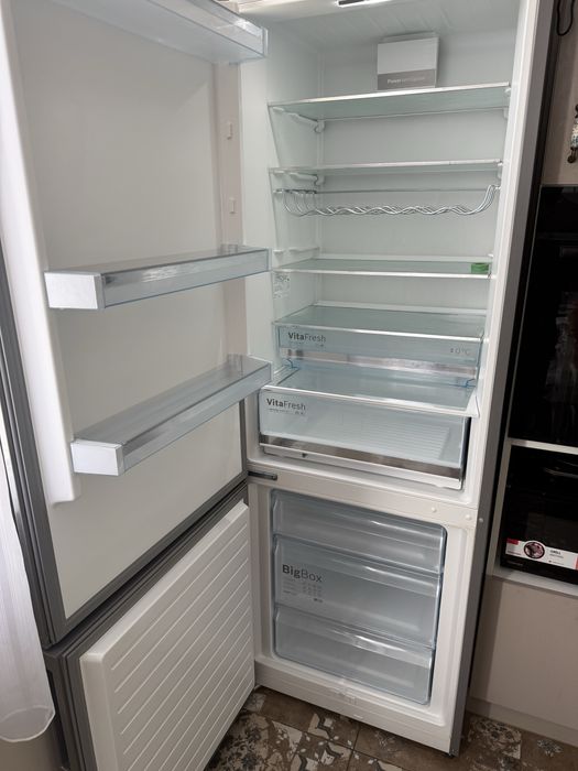 Продавам хладилник Bosch KGE49AICA/03 Ширина 70см Вис. 200см Обем 419л