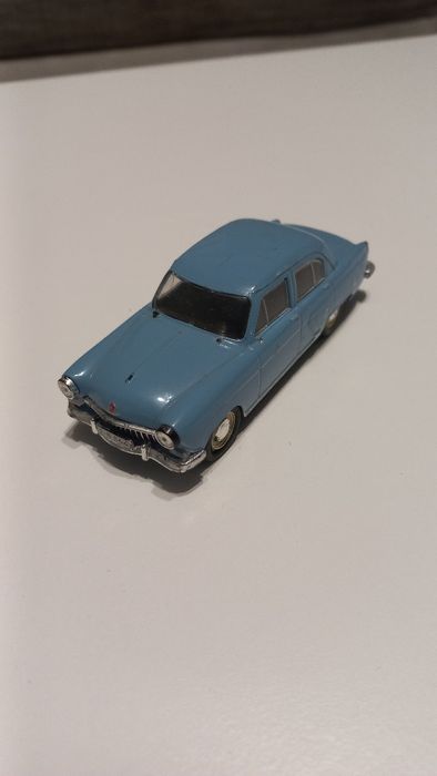 Vând mașinuțe de metal