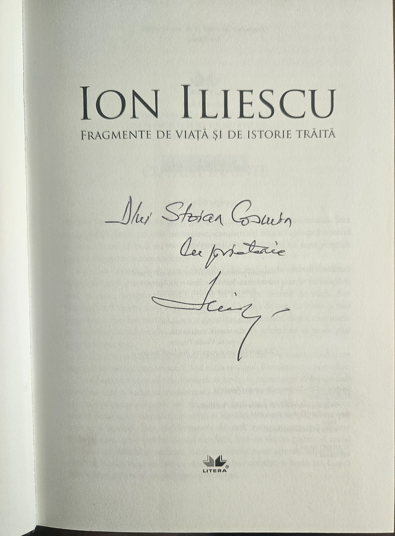 Vând carte semnata de domn Iliescu