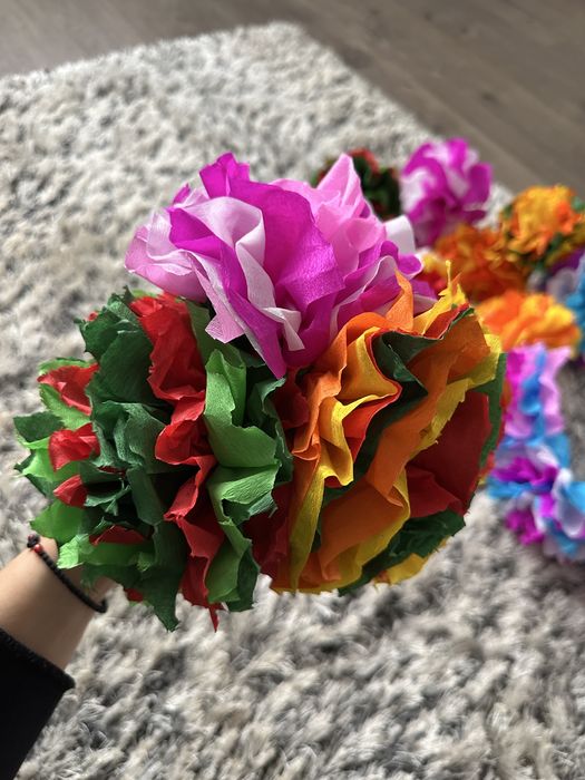 Flori de hârtie creponată și decorațiuni pentru bradul de nunta