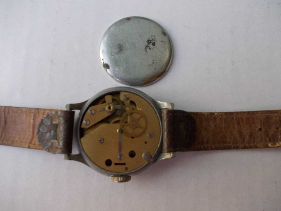 Ceas vechi de mana barbatesc MILITAR? defect