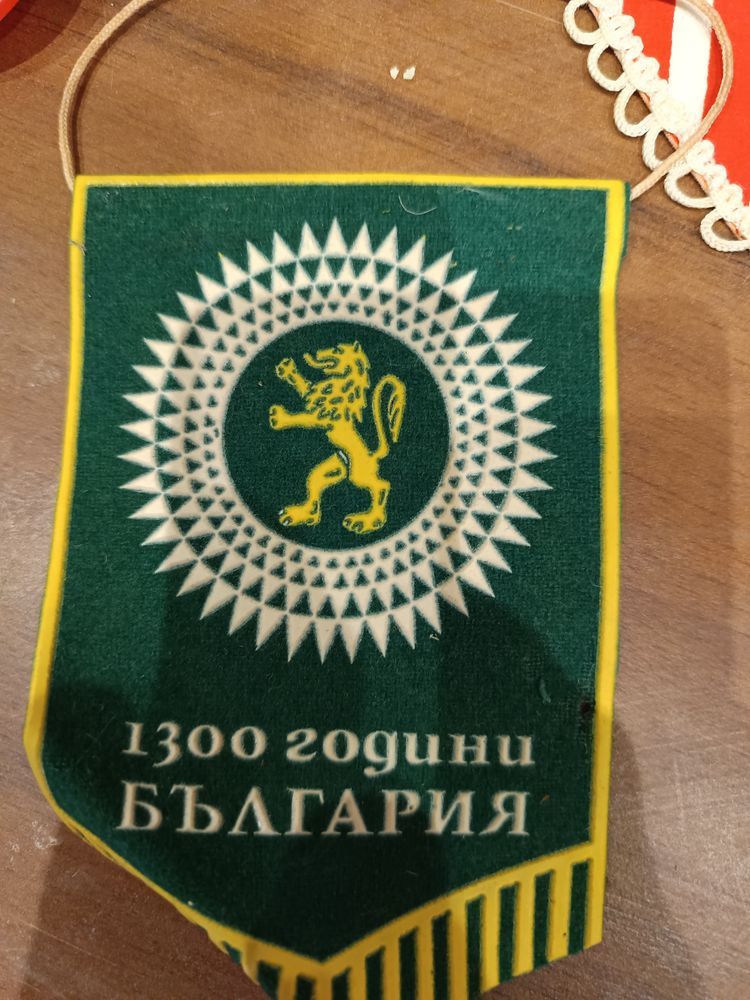 Стари футболни и други флагчета + колекционерски значки