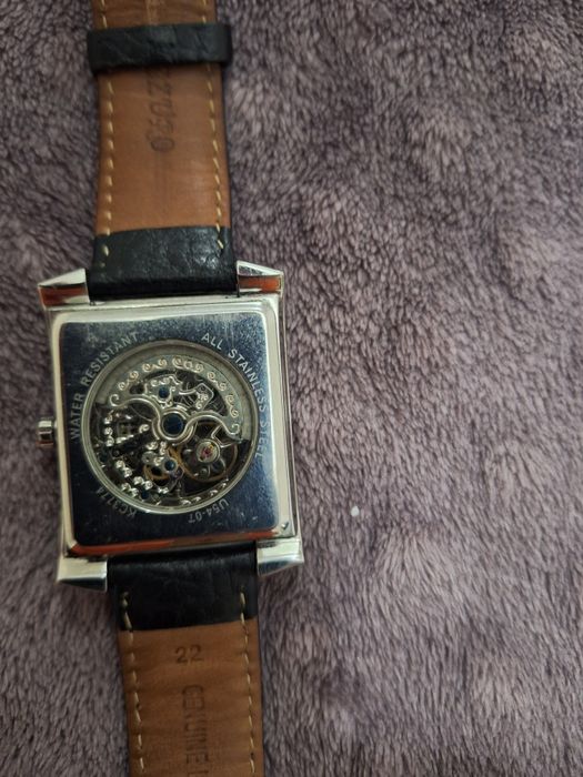 Продавам часовник