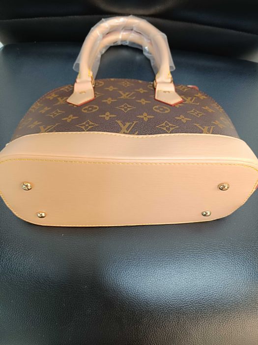 Дамска чанта на моден бранд.