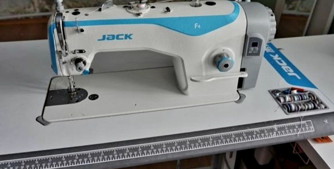 Продам швейная машину JACK F4