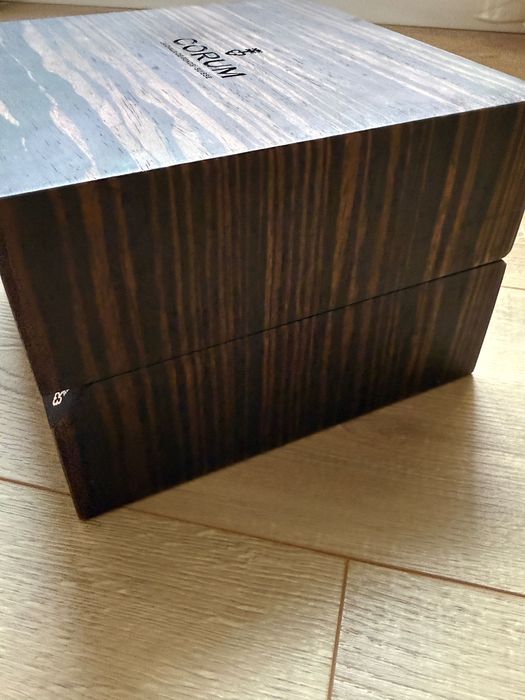 Corum кутия за часовник