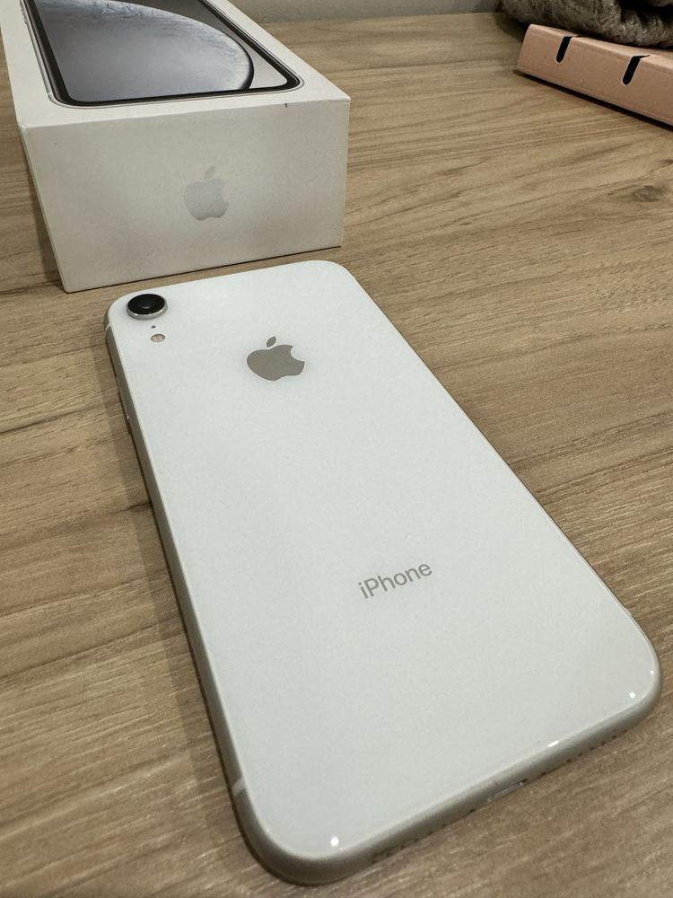 Продам iPhone XR