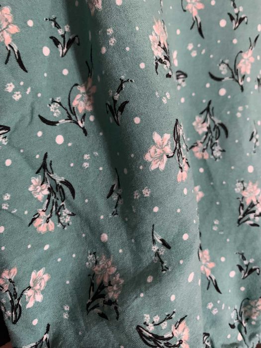 Vand doua bluze cu motive florale alb/turcoaz