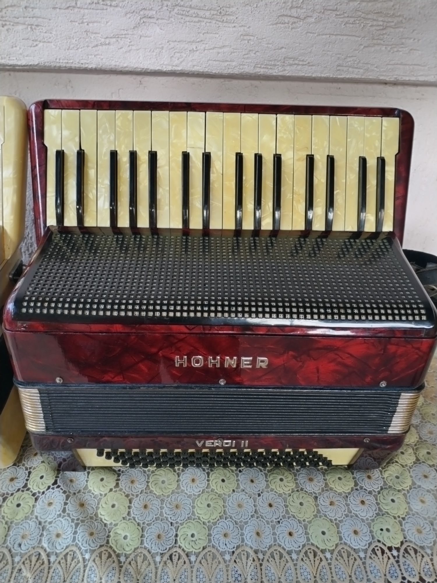 Vând acordeon Hohner Verdi 2 cu 80 basi