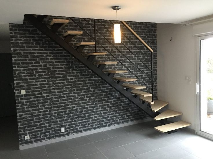 Scări metalice pe un vang central cu trepte de lemn