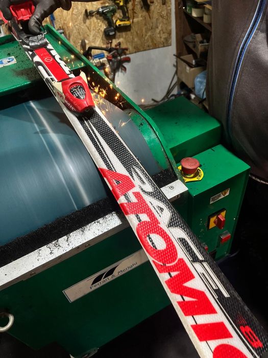 Service schiuri și snowboard