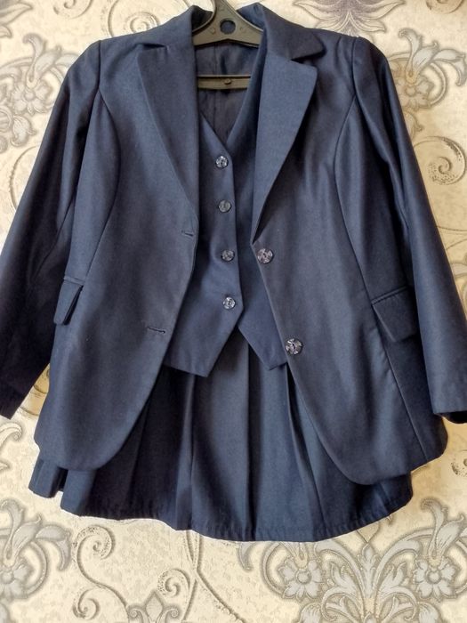 Продается школьная форма тройка