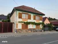 Vand casa parter+ etaj in Pauca la soseaua principala !