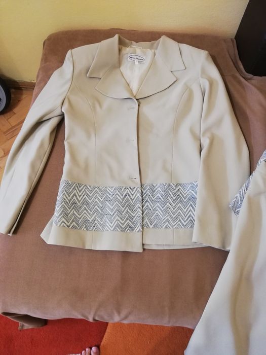 Vând costum 3 piese mărime 42