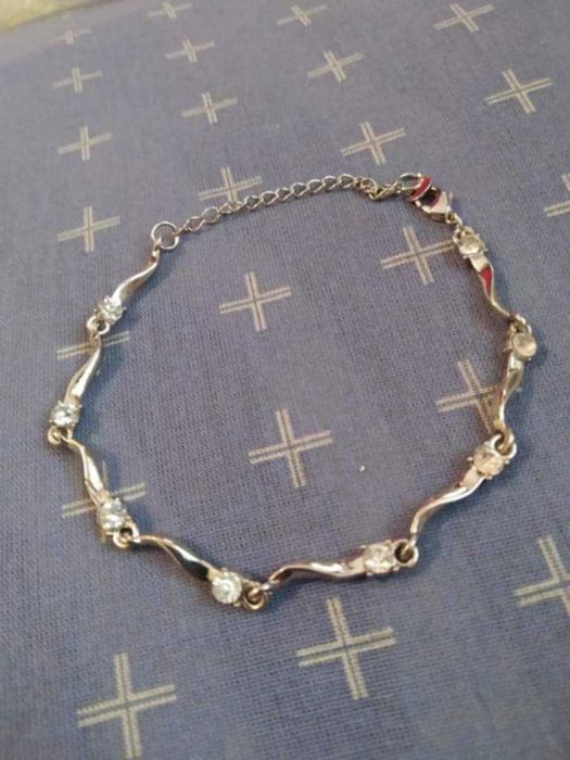 Елегантна, нова, сребърна гривна в кутия