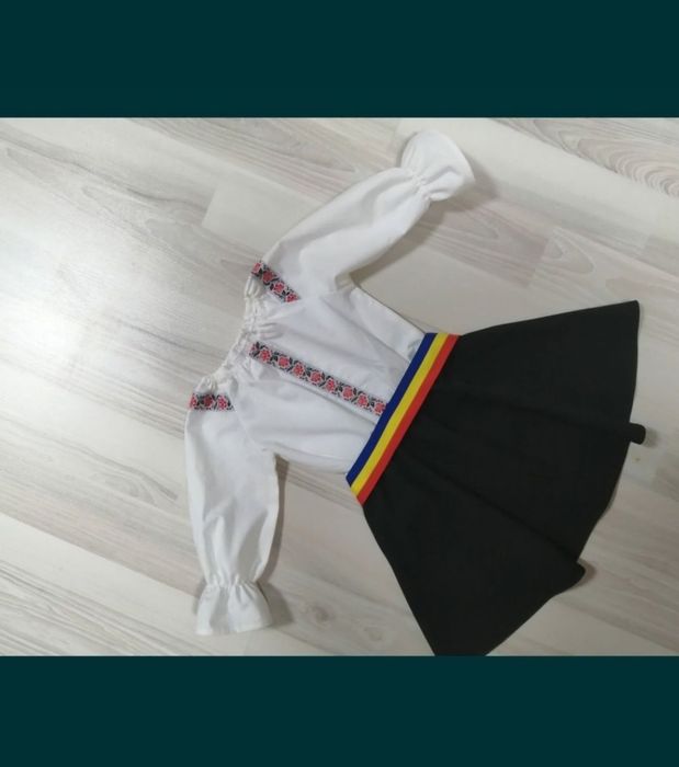 Rochiță tradițională pentru fete