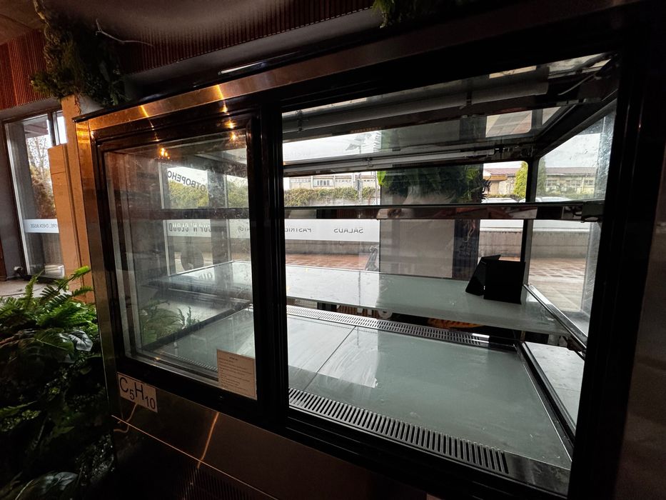 Продавам хладилна витрина