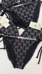Costum de baie, pe stoc