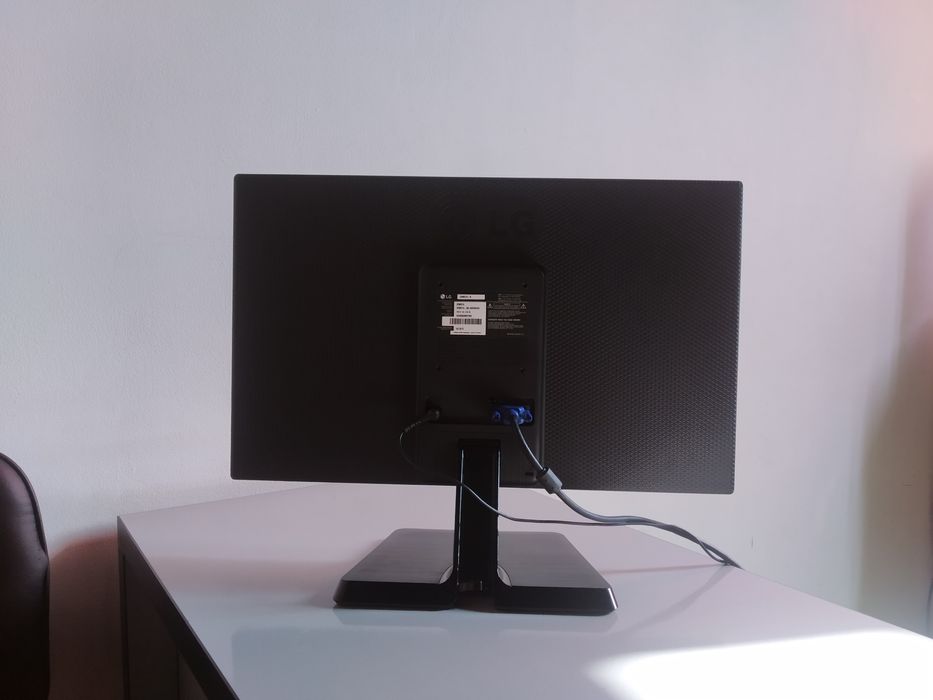 Monitor LG 20 li sotiladi
