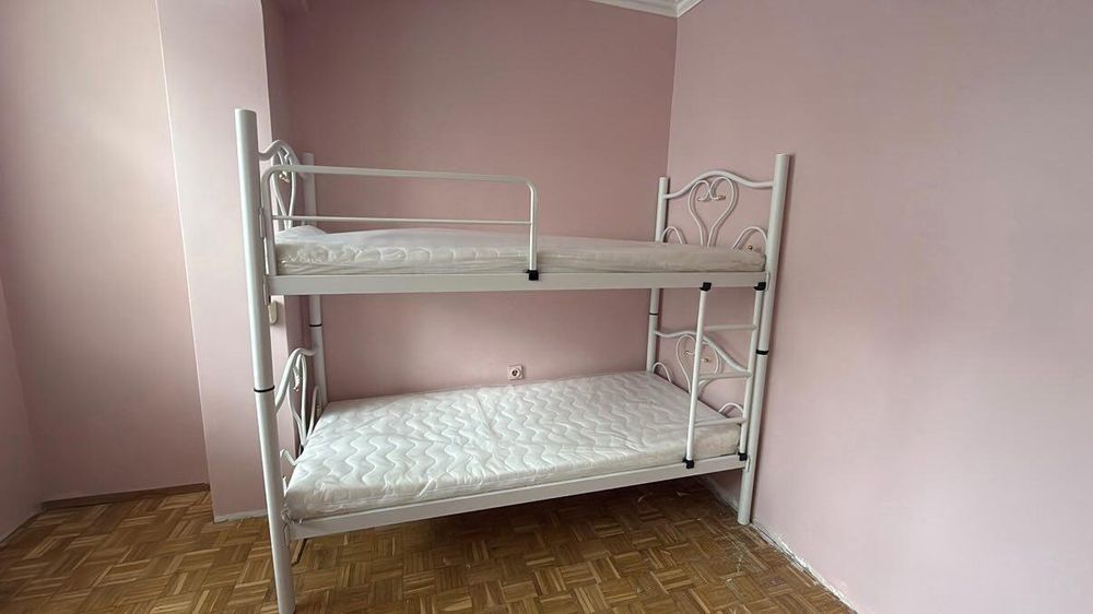 Двуетажно легло с два матрака
