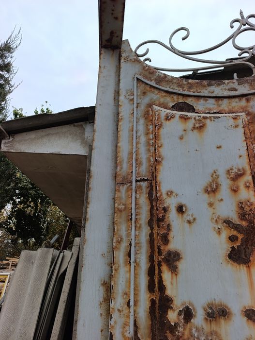 Дарвоза сотилади