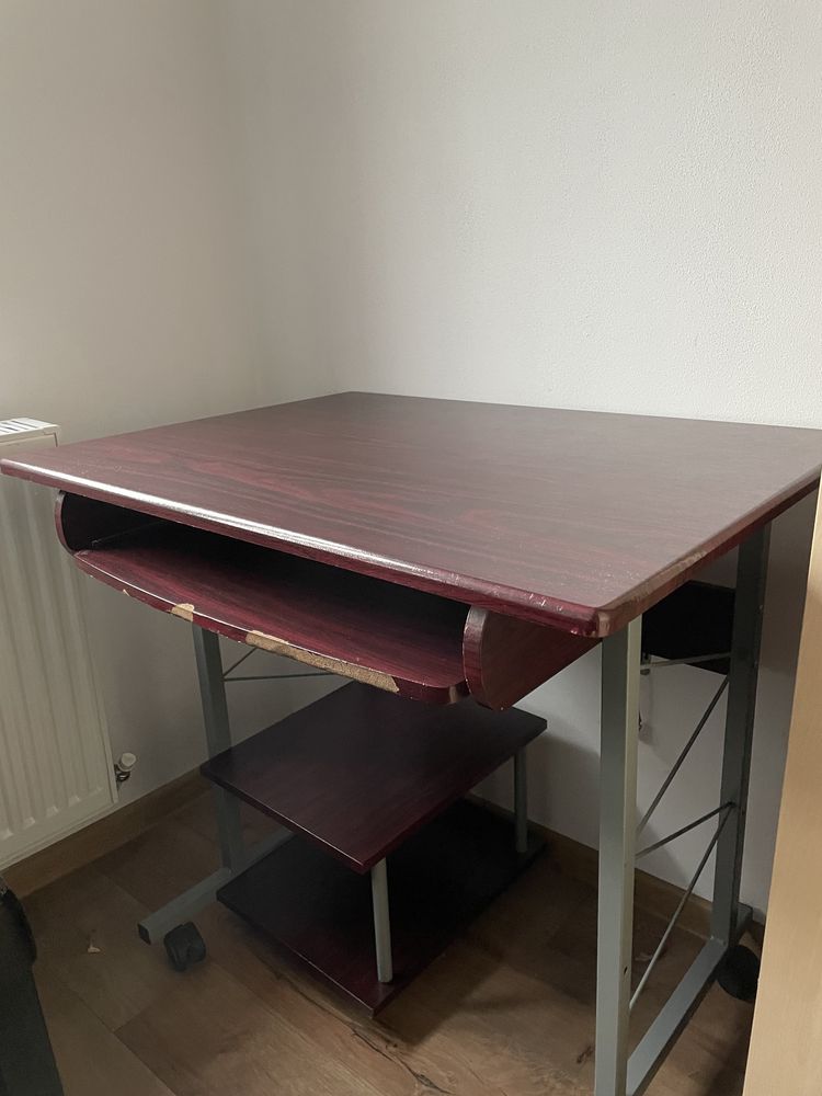Vând masa calculator+Pc ul (intreg)
