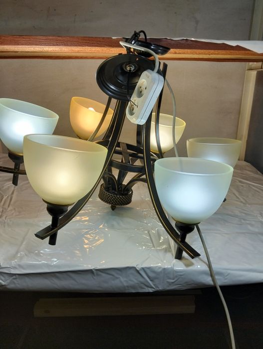 Продам шести рожковую люстру