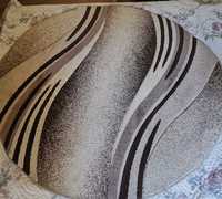 Кръгъл килим в бежово и кафяво