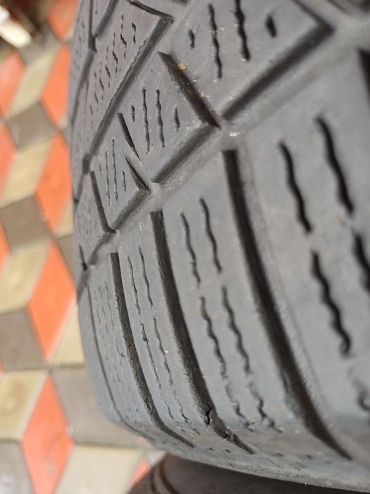 Vând 4 anvelope de iarna 225 55 r16 CONTINENTAL