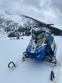 Snowmobil ski doo summit