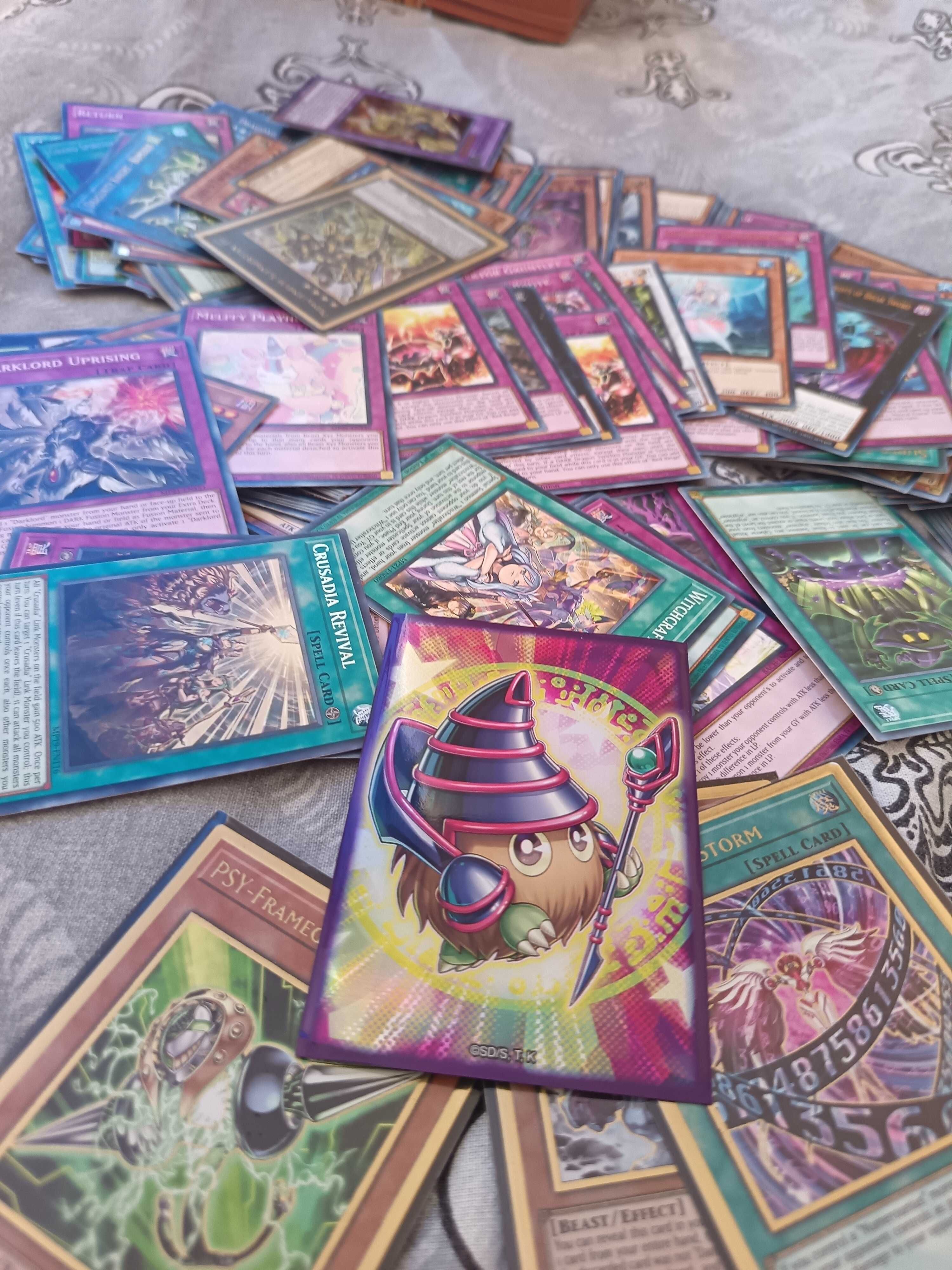 Yu gi oh карти 220 със златен квадрат