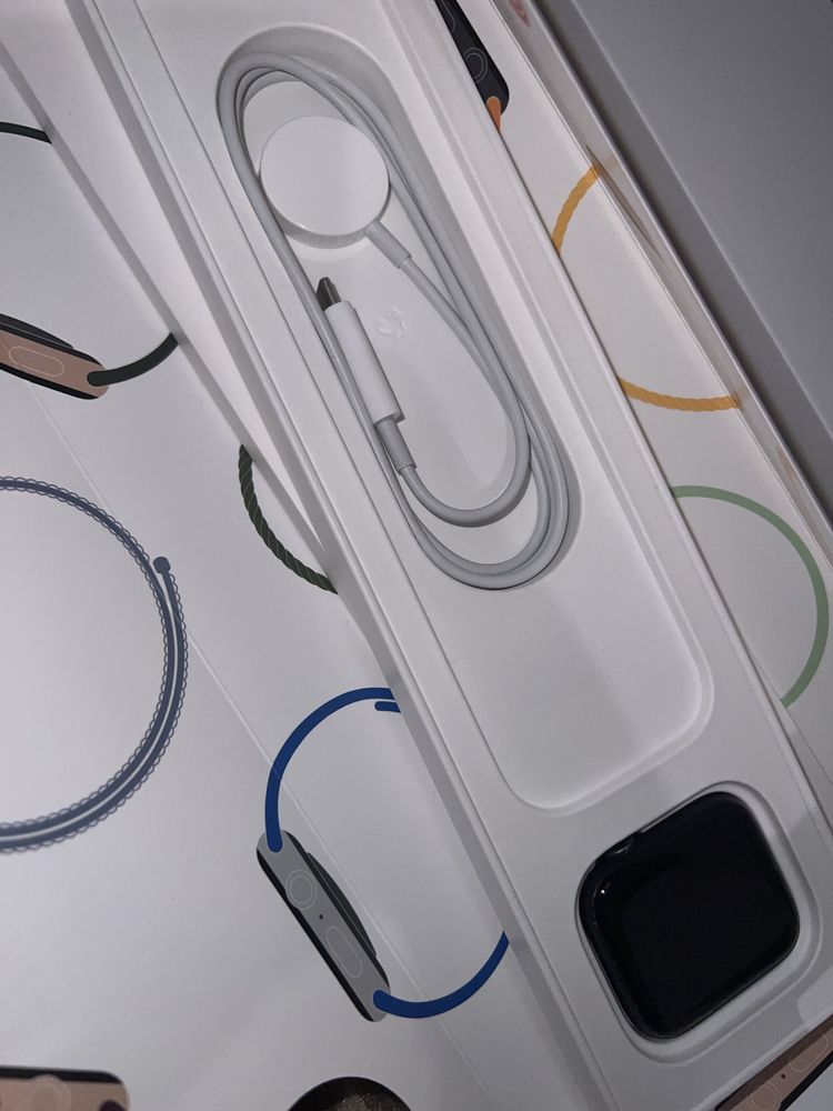 Apple Watch SE 44mm Space Gray – Пълен комплект + подарък