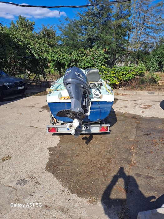 Barca cu motor si peridoc