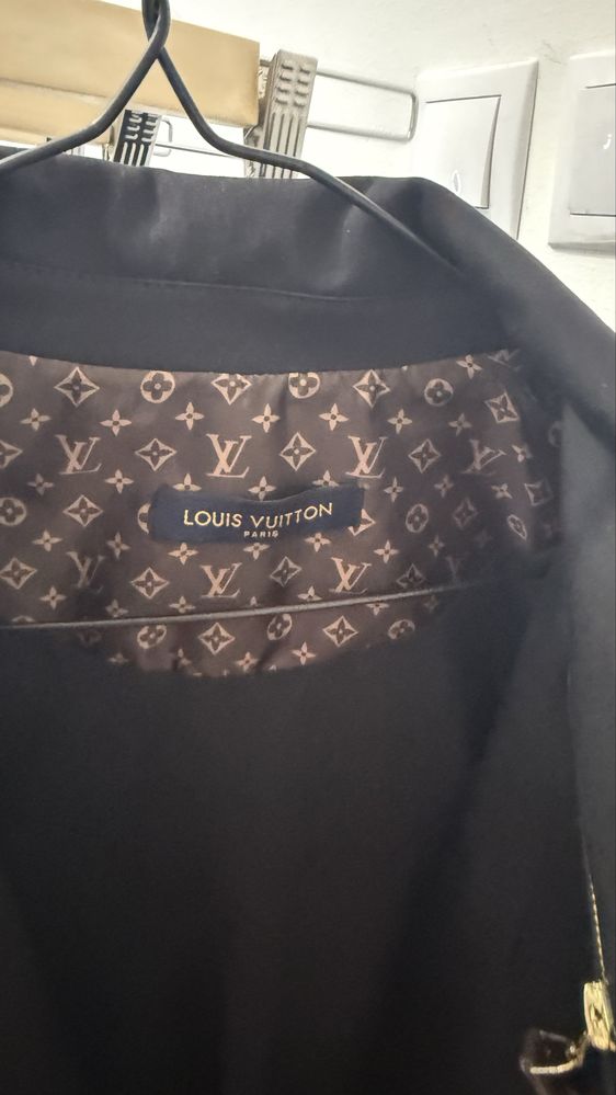 Сако на марката Louis Vuiton