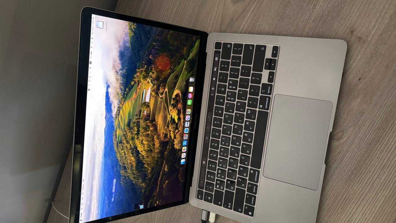 Macbook pro m2 2022 8/256 gb