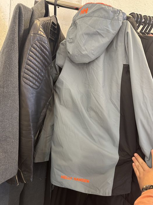 Продавам яке helly hansen