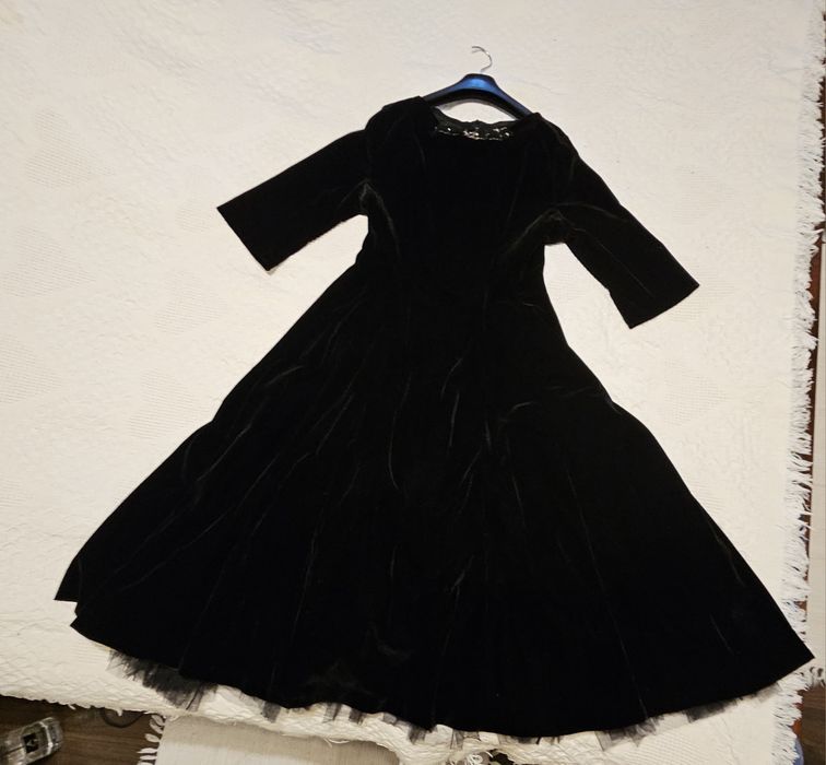 Rochie de catifea cu detaliu mărgelele și tüll